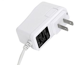 Branco adaptador com materiais plásticos do ABS, único tipo de um poder de 12 volts da saída