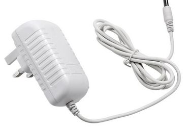 Branco adaptador com materiais plásticos do ABS, único tipo de um poder de 12 volts da saída