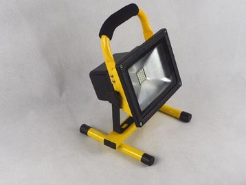 Luzes de inundação impermeáveis recarregáveis portáteis 10W do diodo emissor de luz 20W 30W 50W para a parte externa