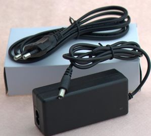 Adaptador preto da alimentação de DC da C.A. da montagem da parede de 12V 2.5A 3A 5A com Au do Eu nós tomadas britânicas para a lâmpada conduzida