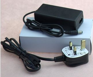 Adaptador preto da alimentação de DC da C.A. da montagem da parede de 12V 2.5A 3A 5A com Au do Eu nós tomadas britânicas para a lâmpada conduzida